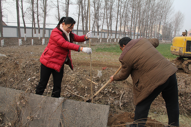 博農集團領導、基層黨政負責人等同志積極參加植樹活動